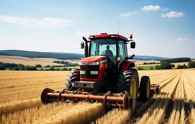 Трактор в поле